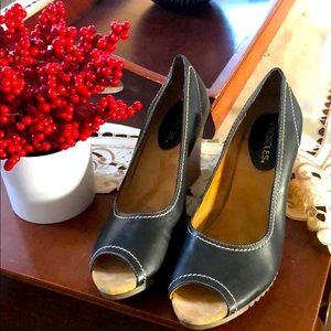 Barely worn aerosole wedges size 8.5